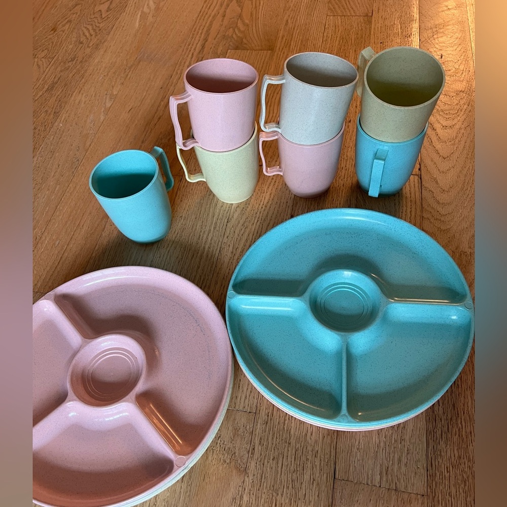 Vintage 1950’s Gothamware Divided plates- Retro
Set of 8 plates 7 mugs